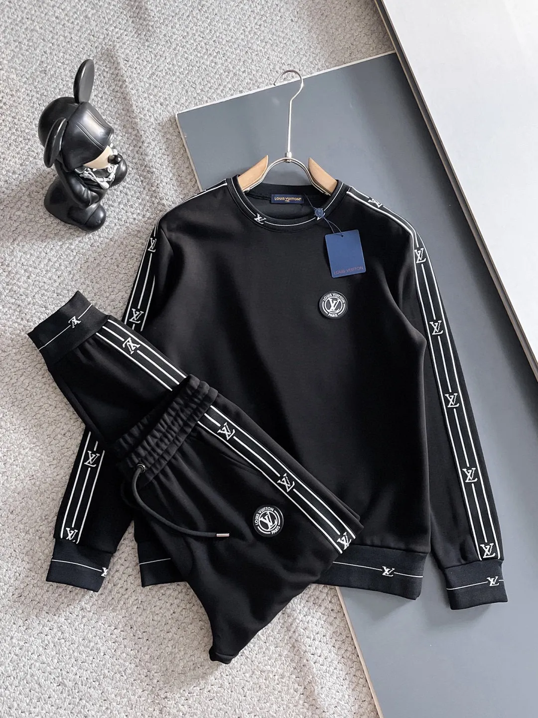 🅿️540 LV 2025 autumn and winter new counter, the same casual Tencel cotton fabric suit, breathable, comfortable and casual! Full of high-end feel! The details are exquisite and high-end, and the workmanship is impeccable! The original high-end fabric is very high-end! The fabric is crisp, anti-wrinkle and wear-resistant, warm, neat and stylish. Everyone must buy a set this autumn and winter. They must look cool and cool when wearing it. This is a model that we highly recommend! M-3XL